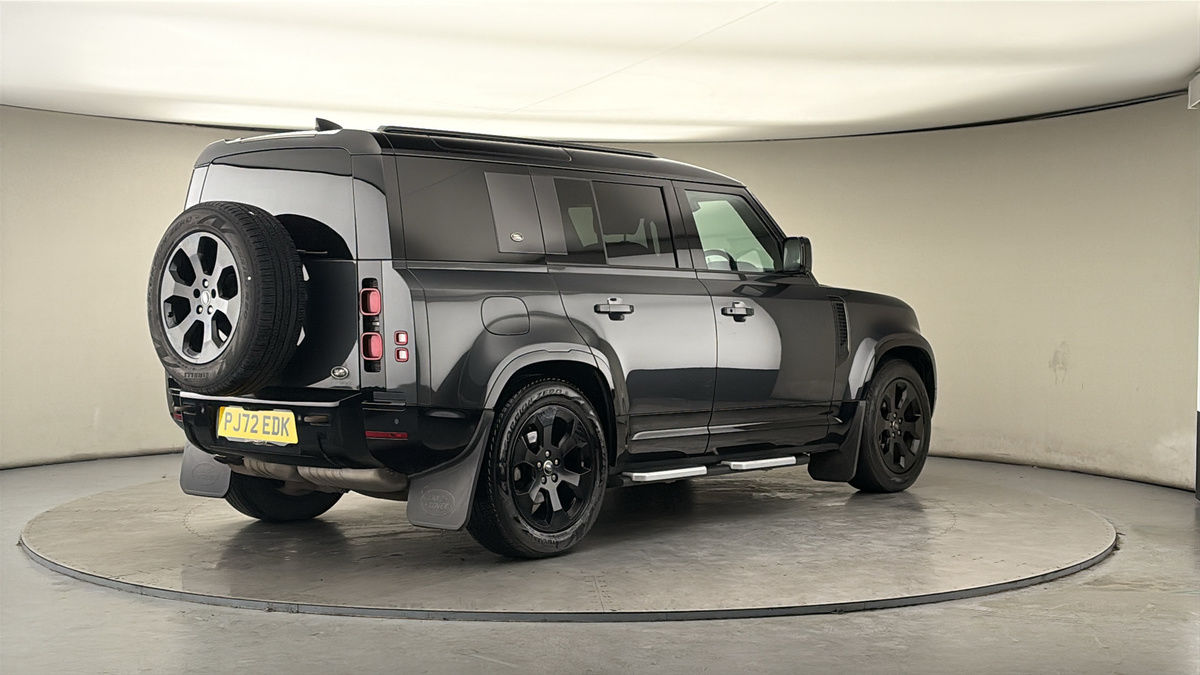 Land Rover Defender 110 Image 21