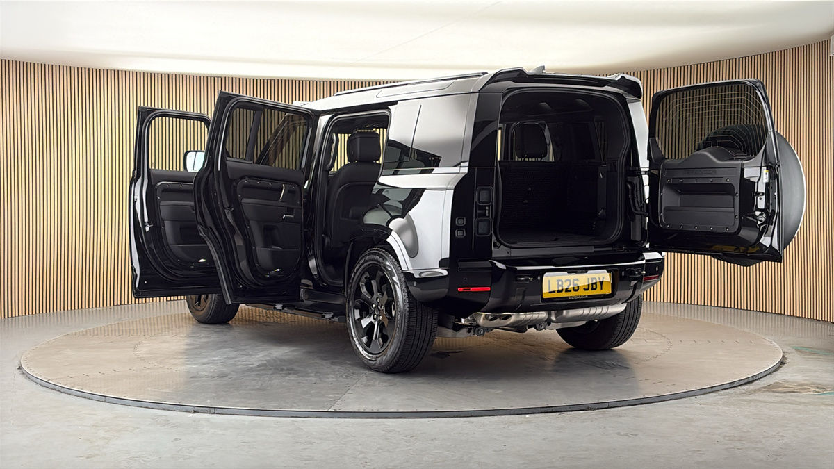 Land Rover Defender 110 Image 23