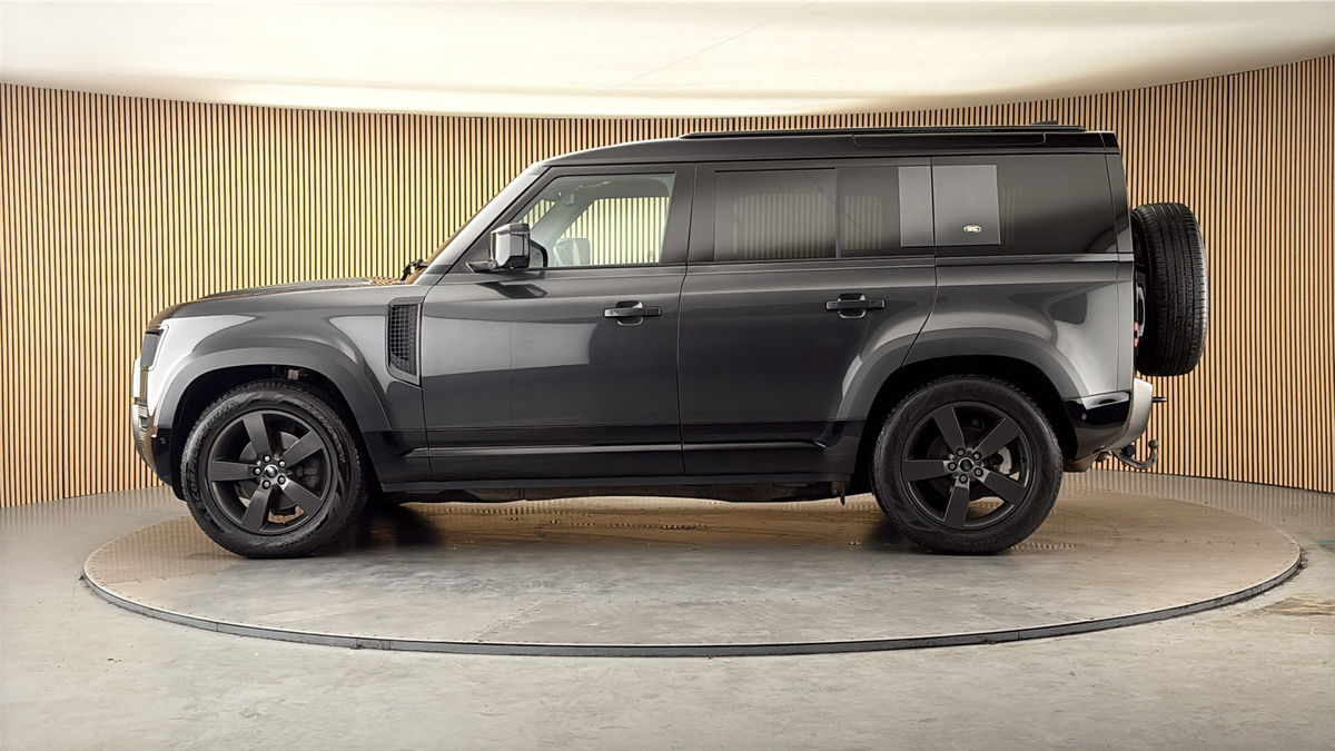 Land Rover Defender 110 Image 15