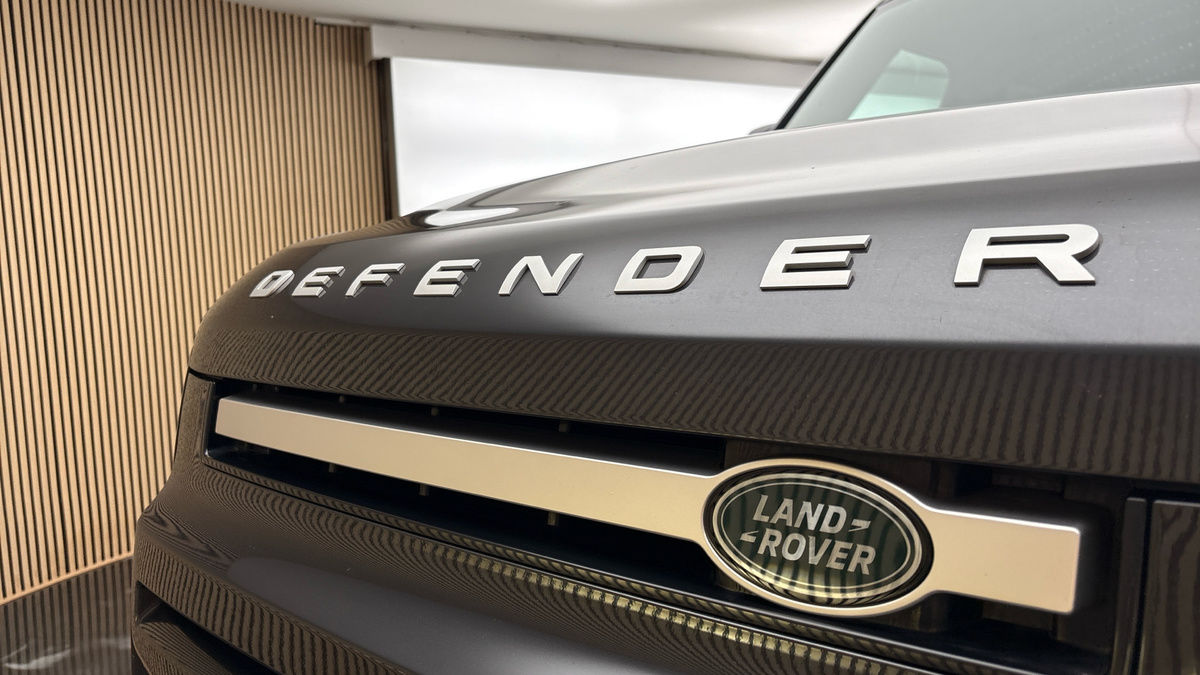 Land Rover Defender 110 Image 24