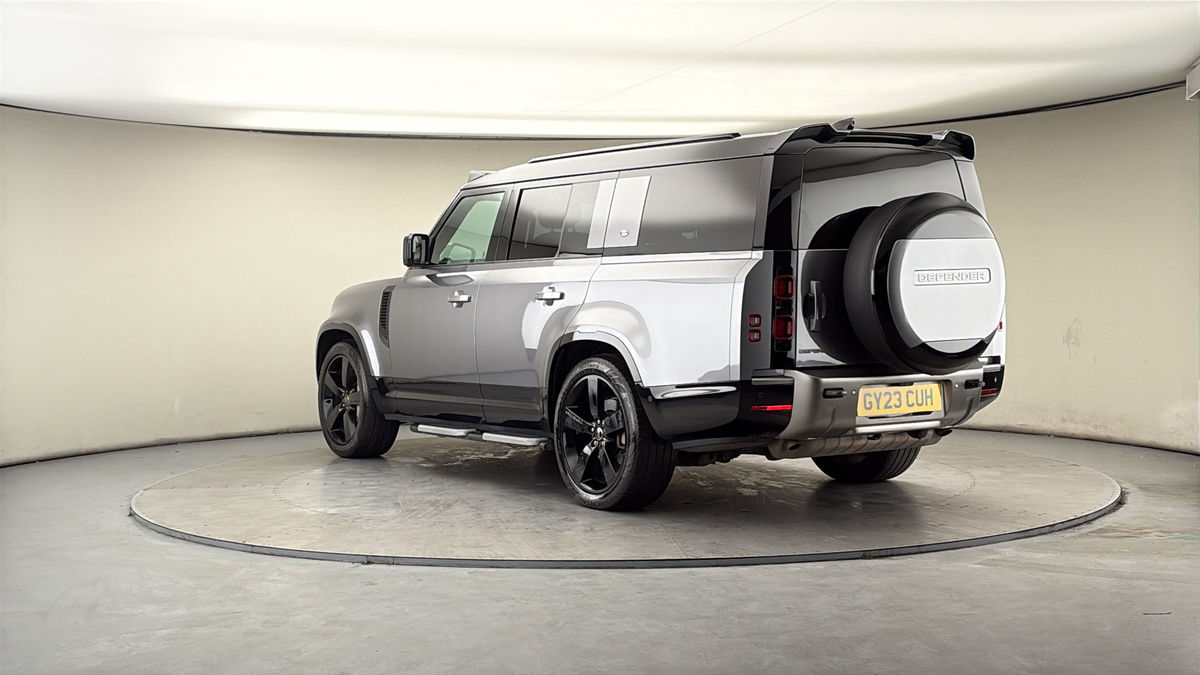 Land Rover Defender 130 Image 2