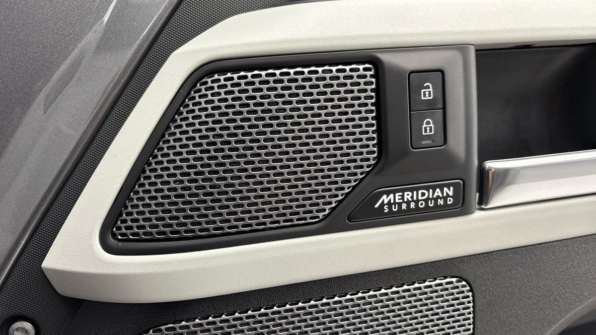 Land Rover Defender 110 Image 25