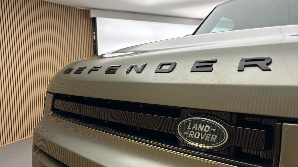 Land Rover Defender 110 Image 24