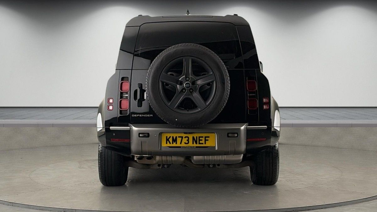 Land Rover Defender 110 Image 4