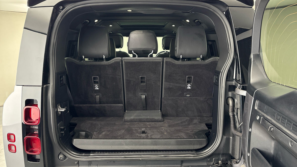 Land Rover Defender 130 Image 11