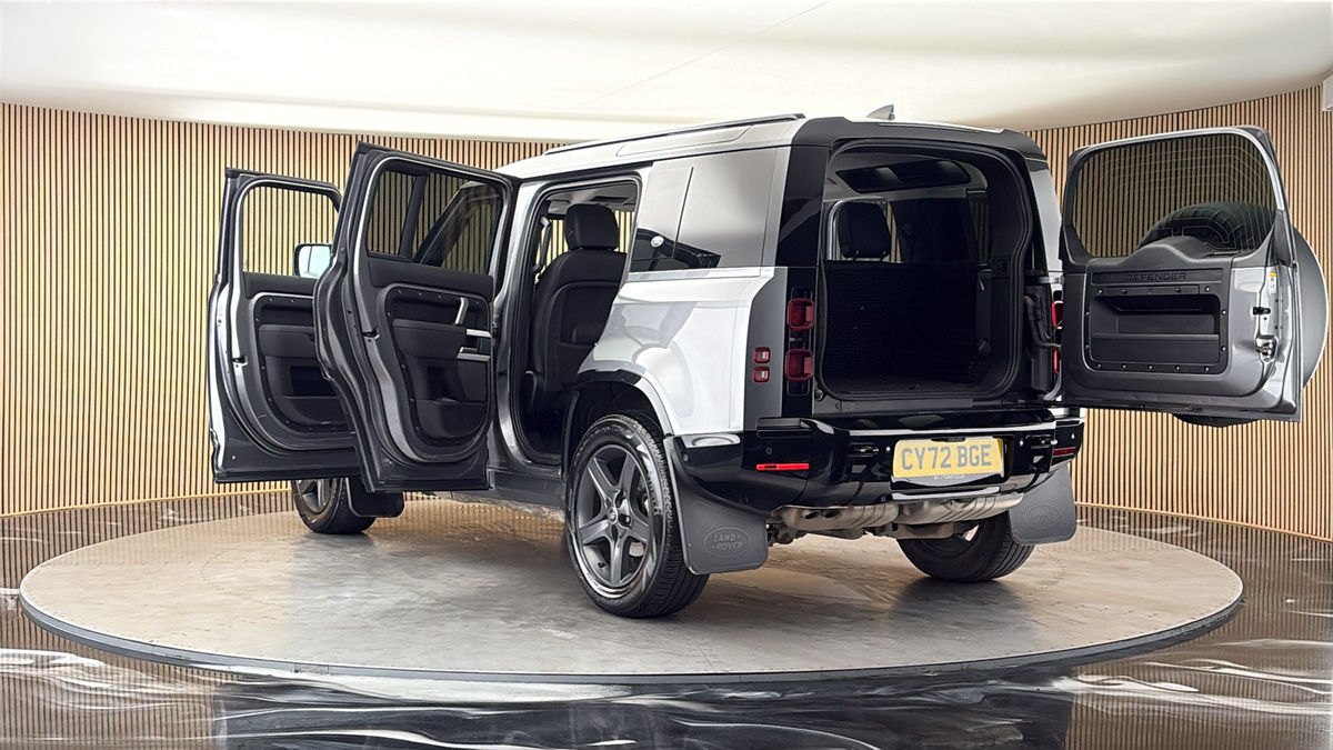 Land Rover Defender 110 Image 23
