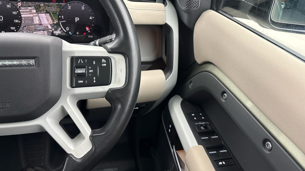 Land Rover Defender 110 Image 14