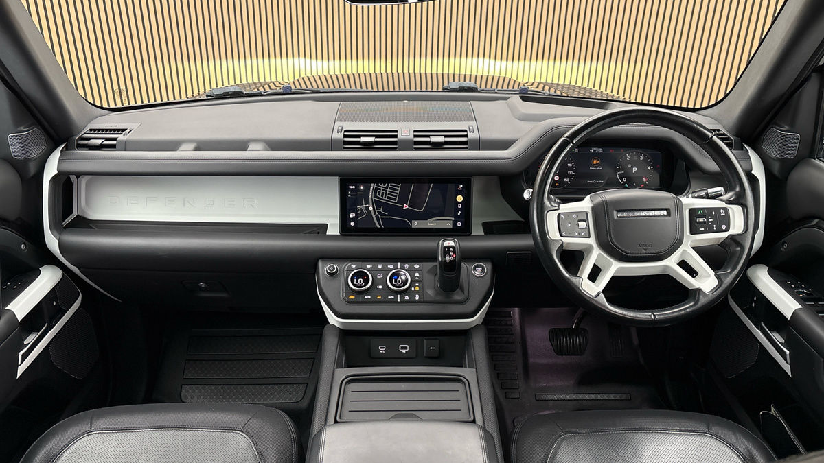Land Rover Defender 110 Image 12