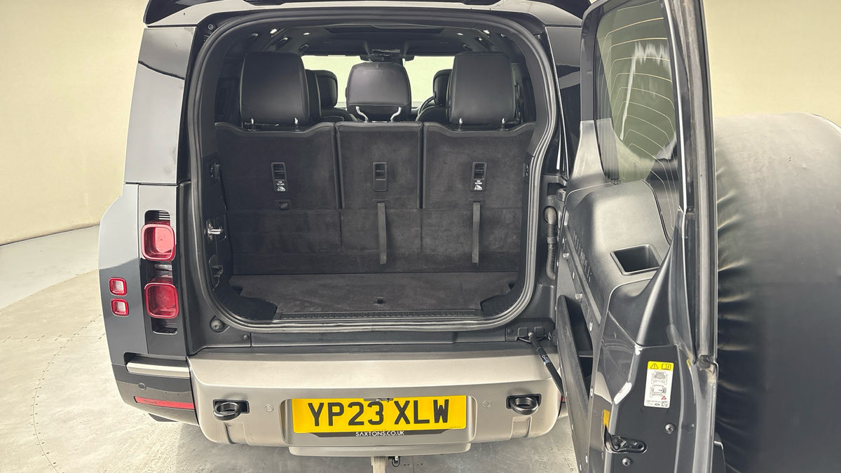 Land Rover Defender 130 Image 11