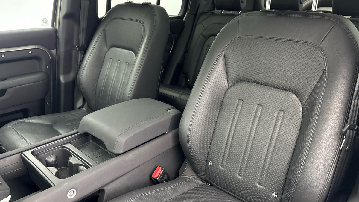 Land Rover Defender 110 Image 7