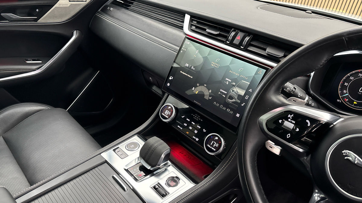 Jaguar F-PACE Image 18