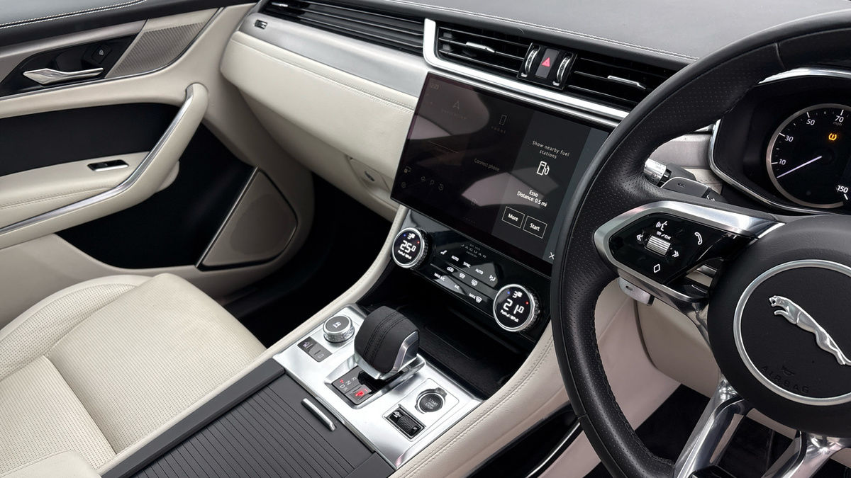 Jaguar F-PACE Image 18