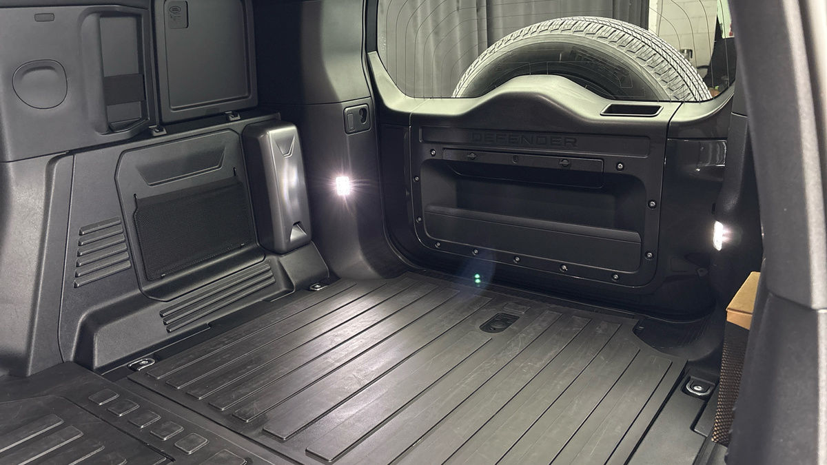 Land Rover Defender 110 Image 8