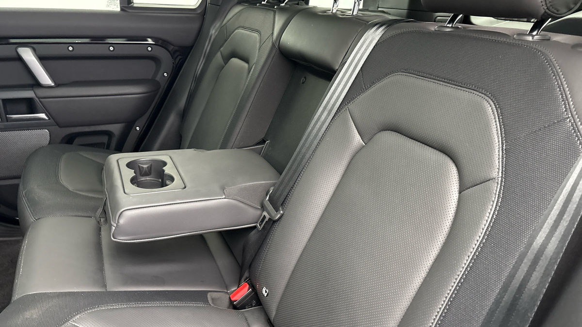 Land Rover Defender 110 Image 9