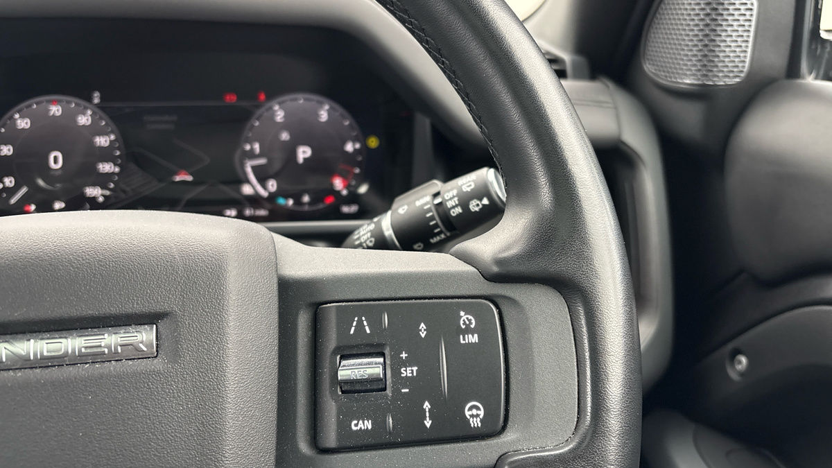 Land Rover Defender 110 Image 14