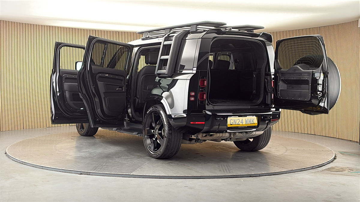 Land Rover Defender 110 Image 23
