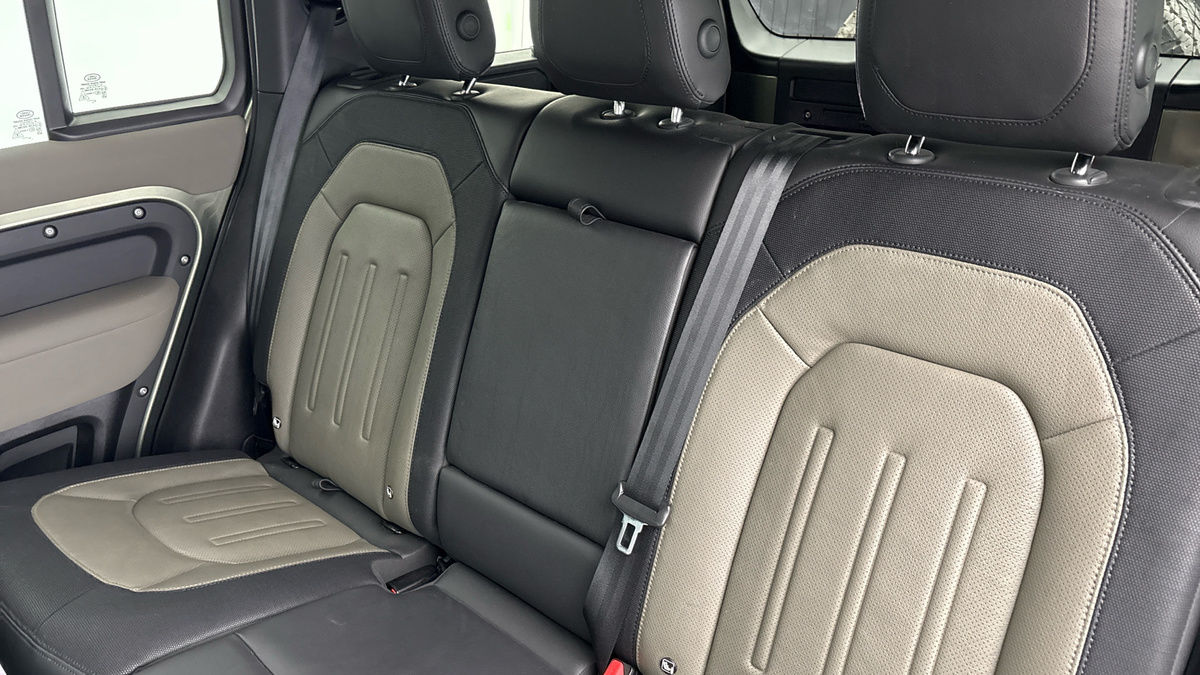Land Rover Defender 110 Image 8