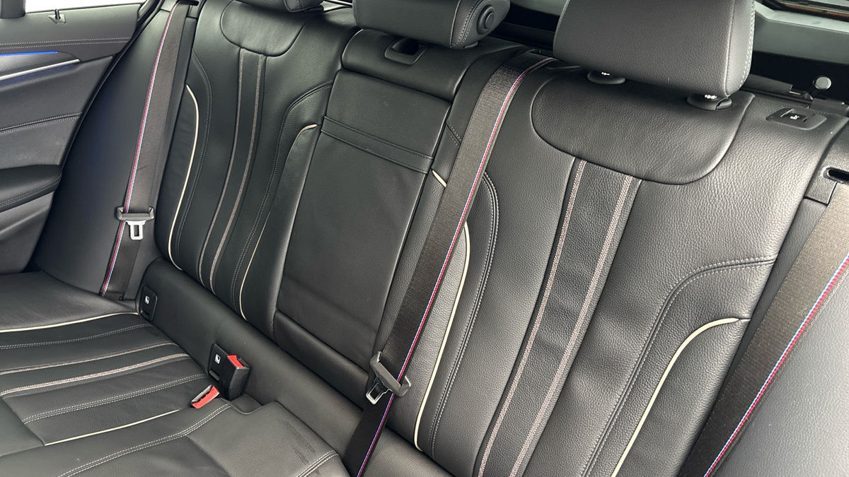 BMW 5 Series Image 8
