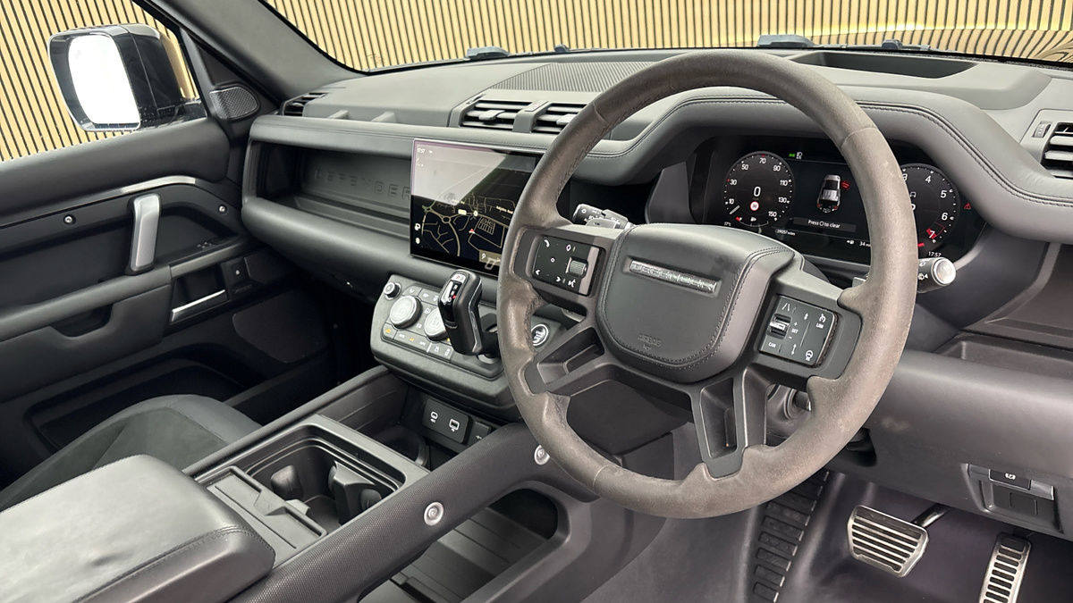 Land Rover Defender 110 Image 5