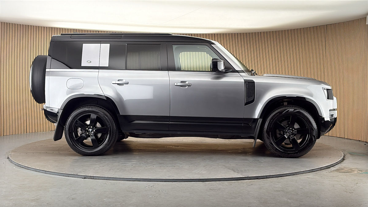 Land Rover Defender 110 Image 16