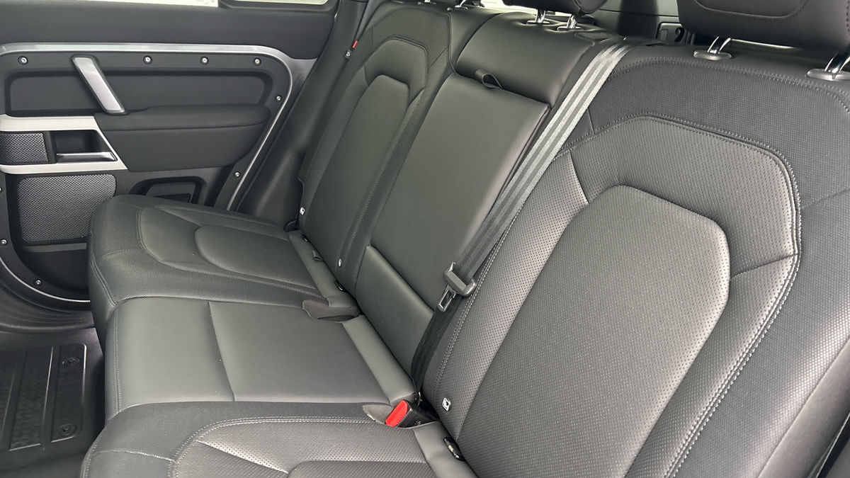 Land Rover Defender 110 Image 8