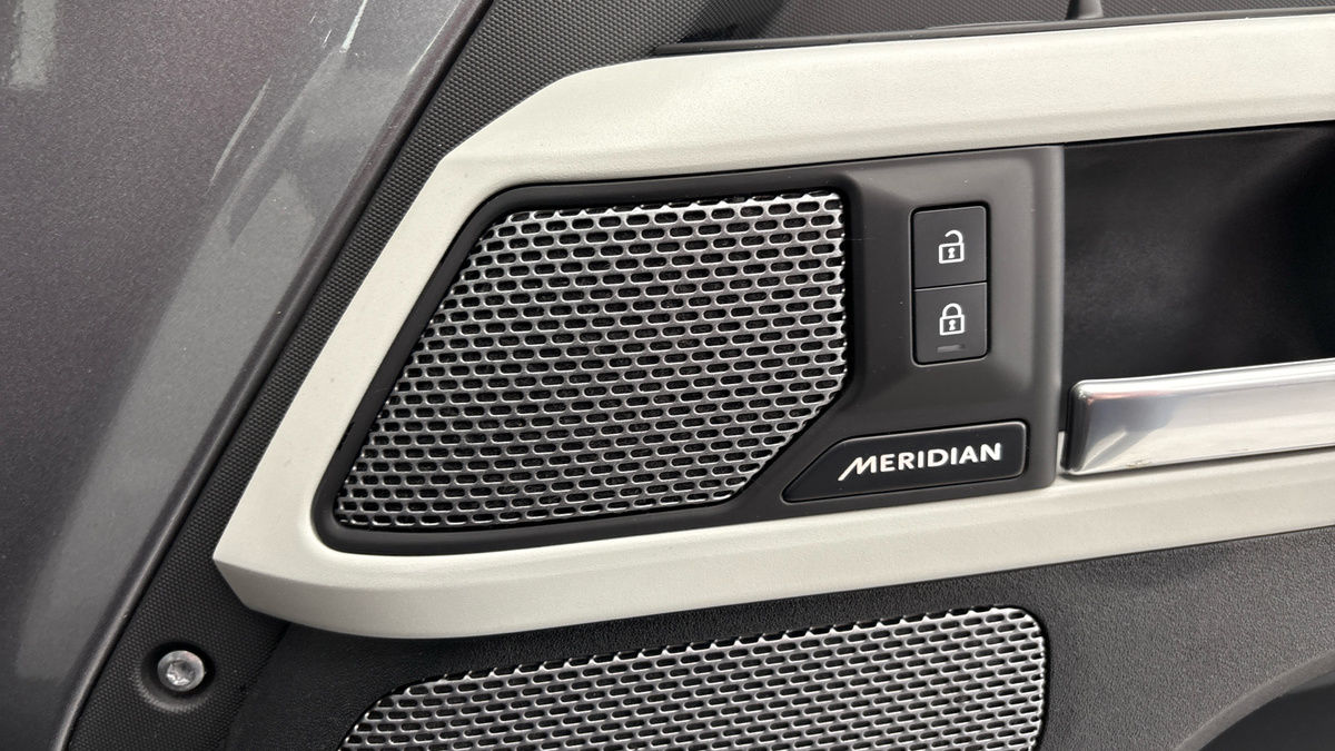 Land Rover Defender 110 Image 25