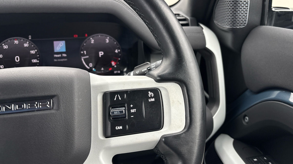 Land Rover Defender 110 Image 14