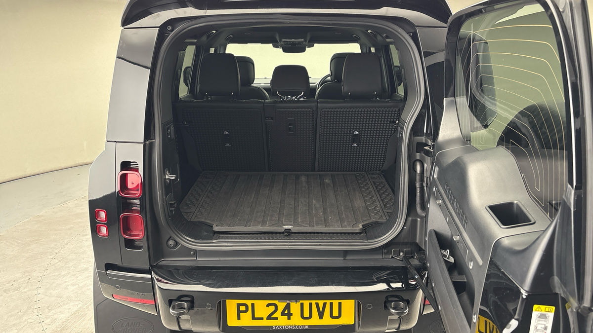 Land Rover Defender 110 Image 11