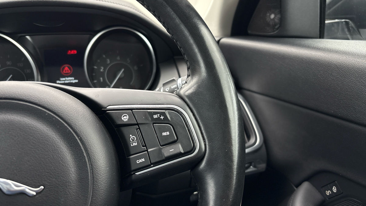 Jaguar E-PACE Image 14