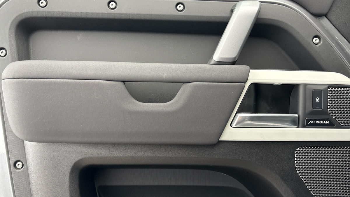 Land Rover Defender 110 Image 19