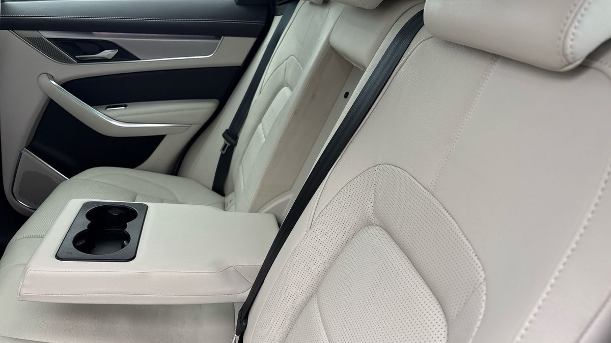 Jaguar F-PACE Image 9