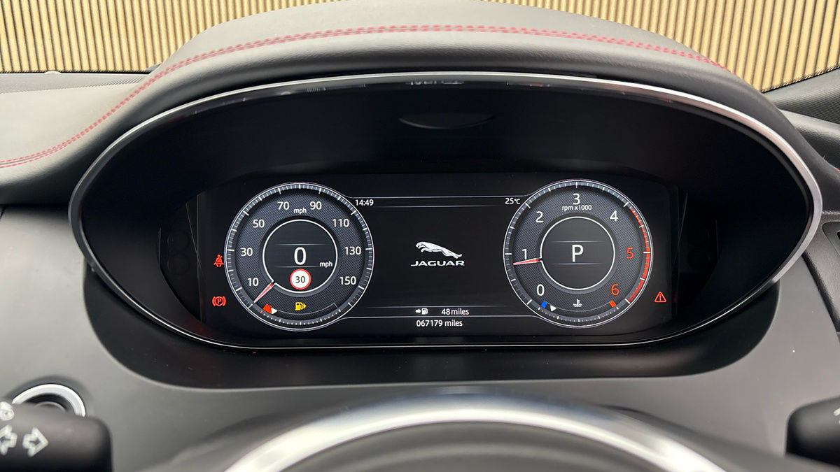 Jaguar E-PACE Image 30