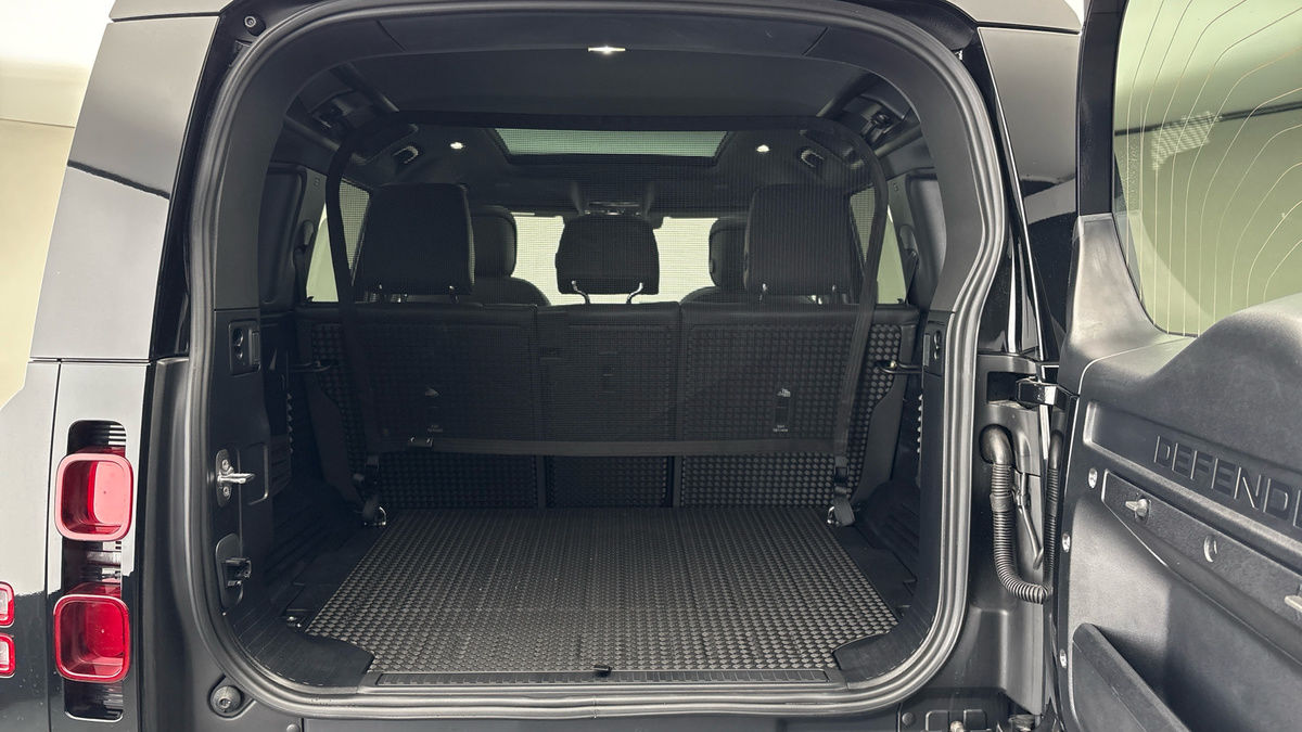 Land Rover Defender 110 Image 11