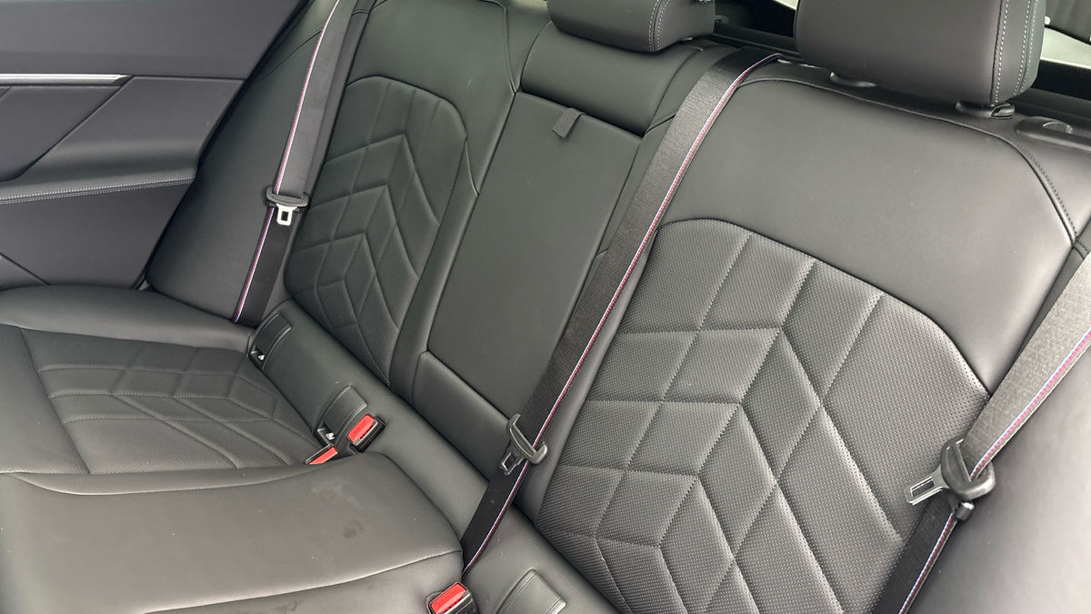 BMW 5 Series Image 8