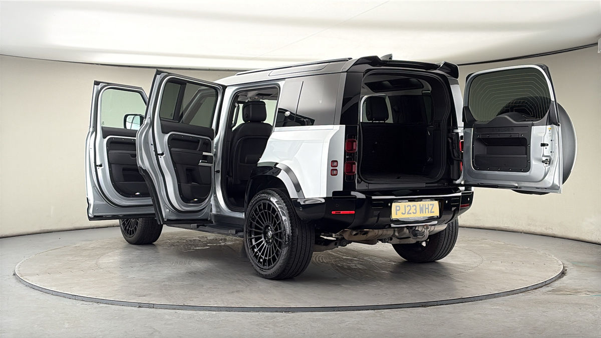 Land Rover Defender 110 Image 23