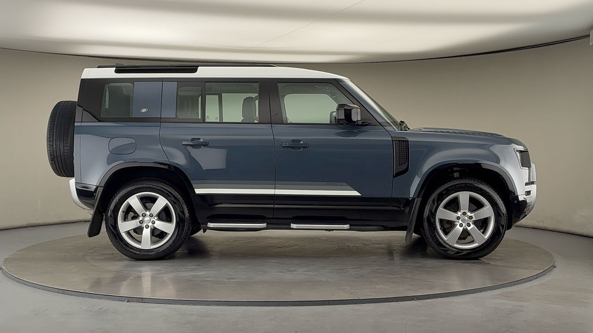 Land Rover Defender 110 Image 16