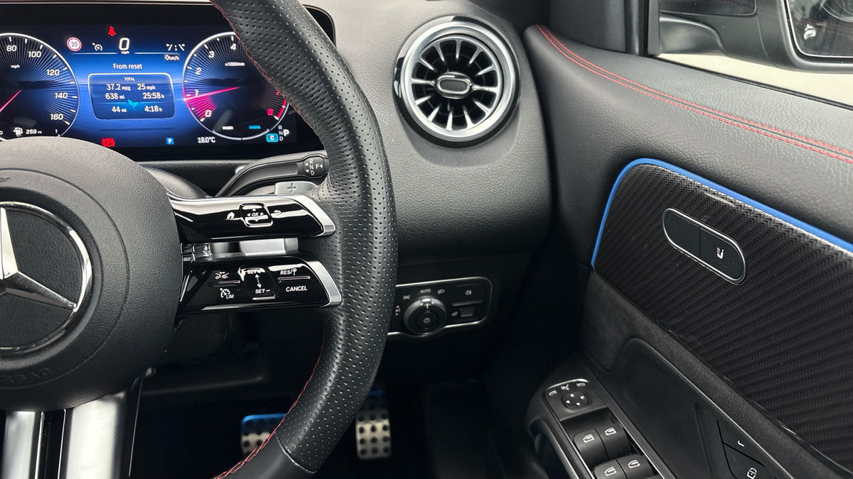 Mercedes-Benz GLB Image 14