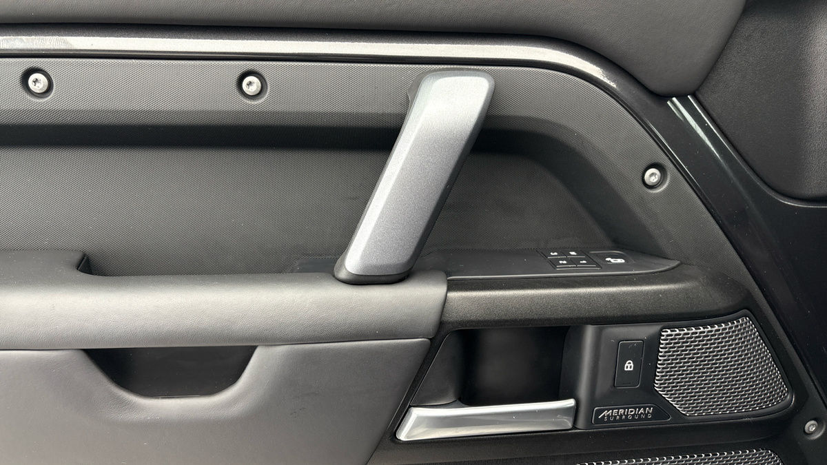 Land Rover Defender 110 Urban Image 38