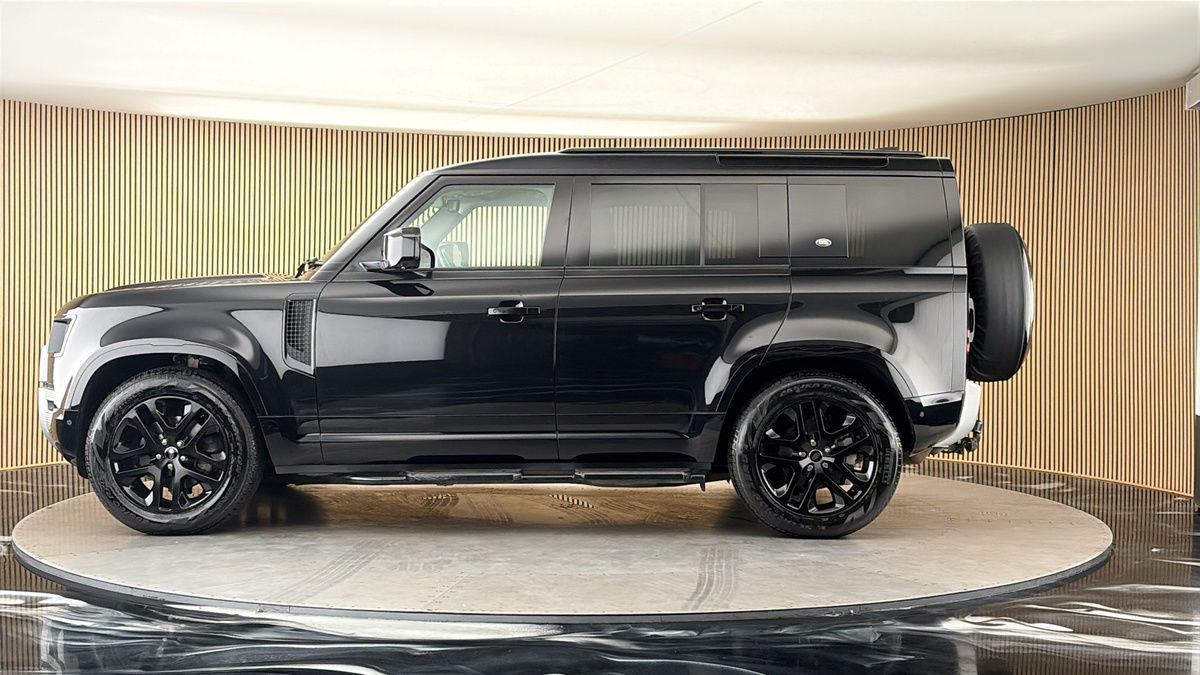 Land Rover Defender 110 Image 15