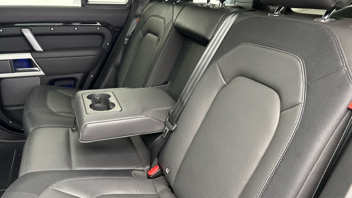 Land Rover Defender 110 Image 9