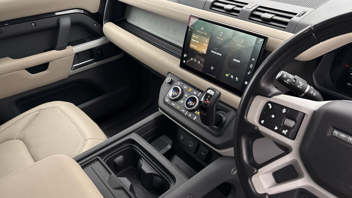 Land Rover Defender 110 Image 18