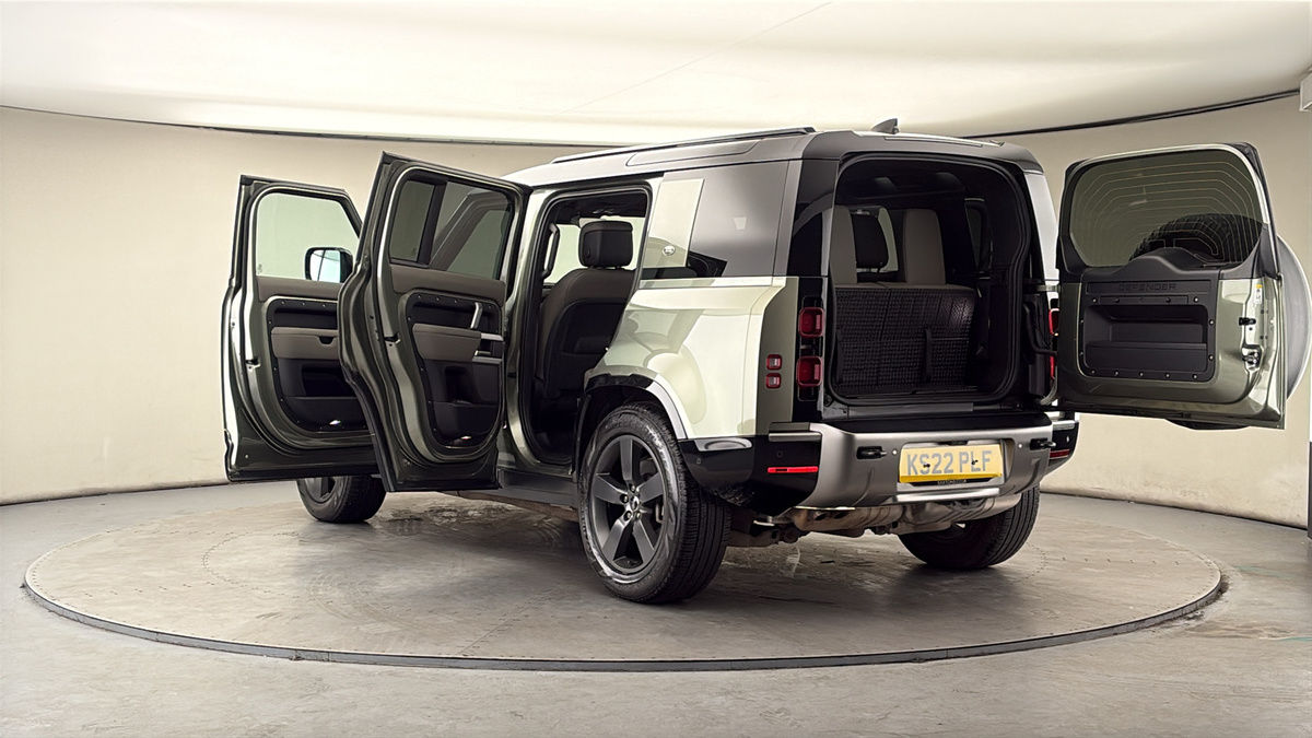 Land Rover Defender 110 Image 23