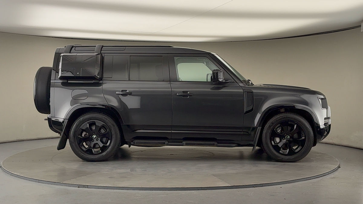 Land Rover Defender 110 Image 16