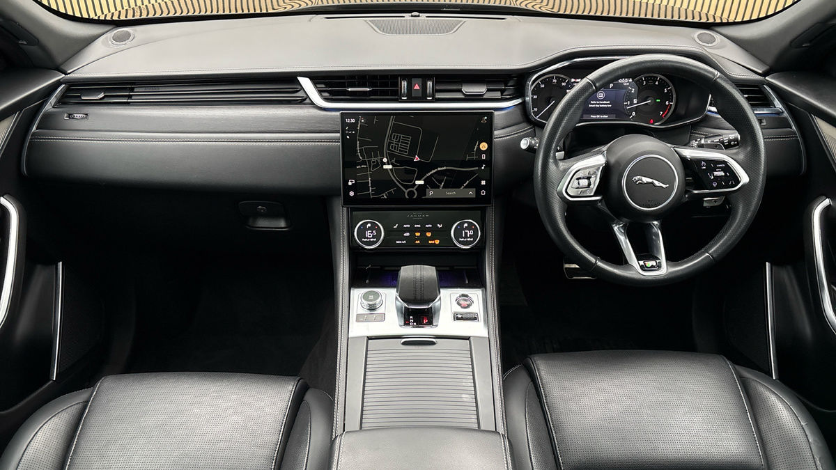 Jaguar F-PACE Image 12