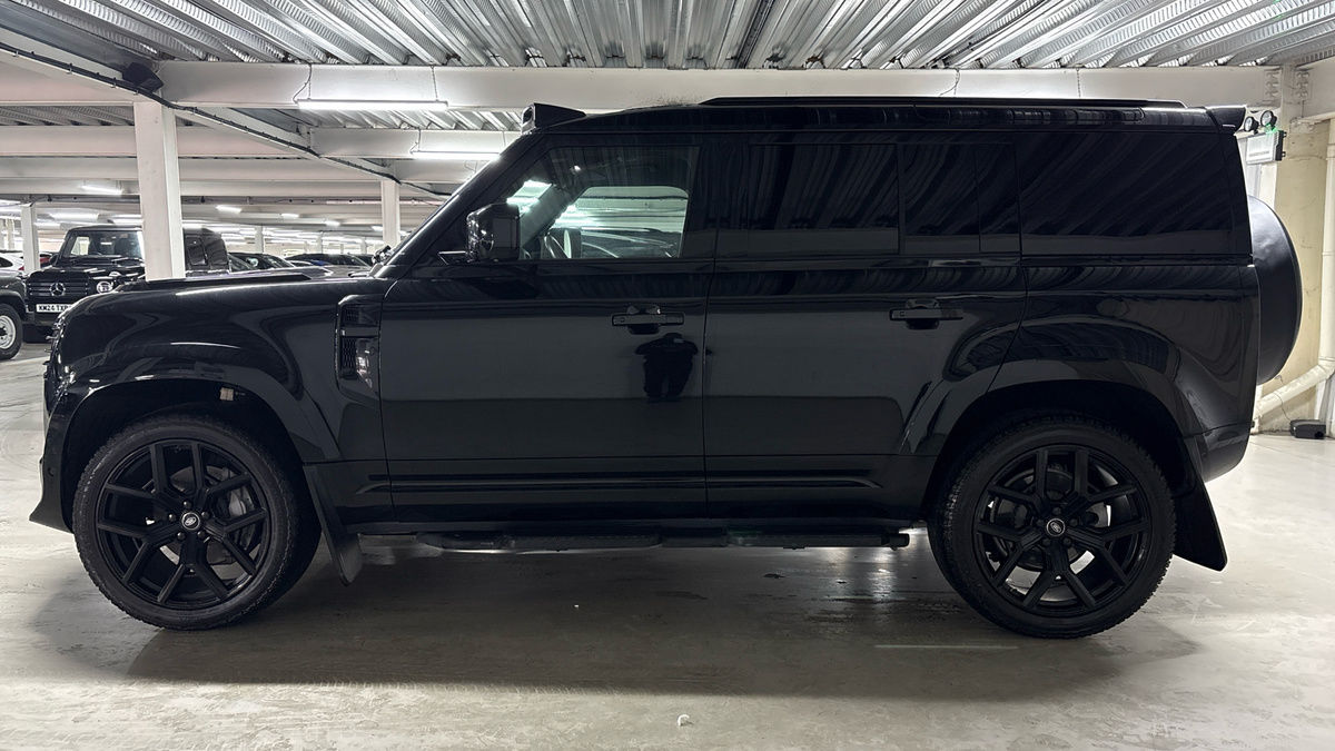 Land Rover Defender 110 Image 15