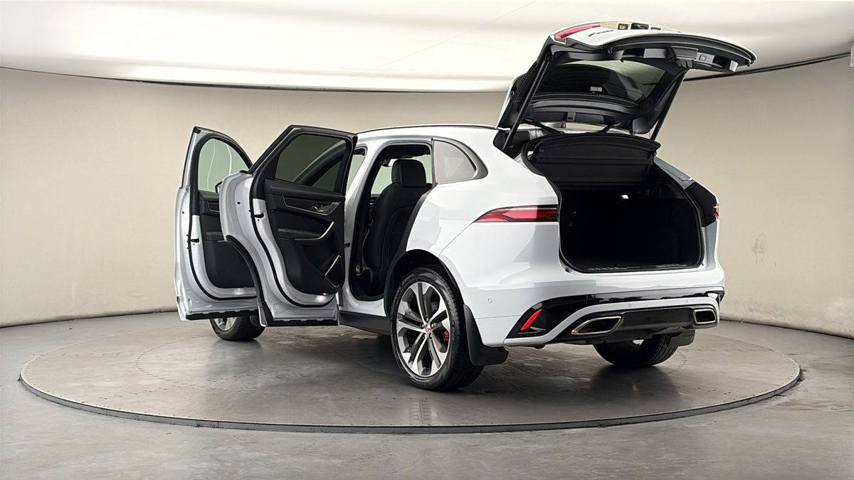 Jaguar F-PACE Image 23