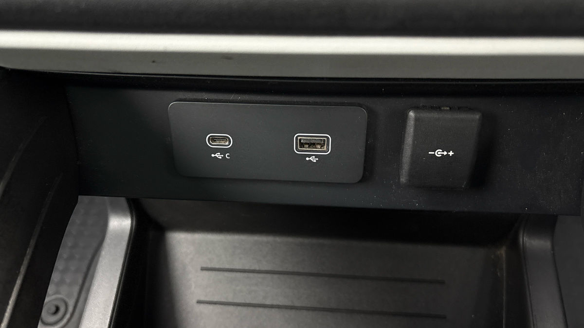 Land Rover Defender 110 Image 28
