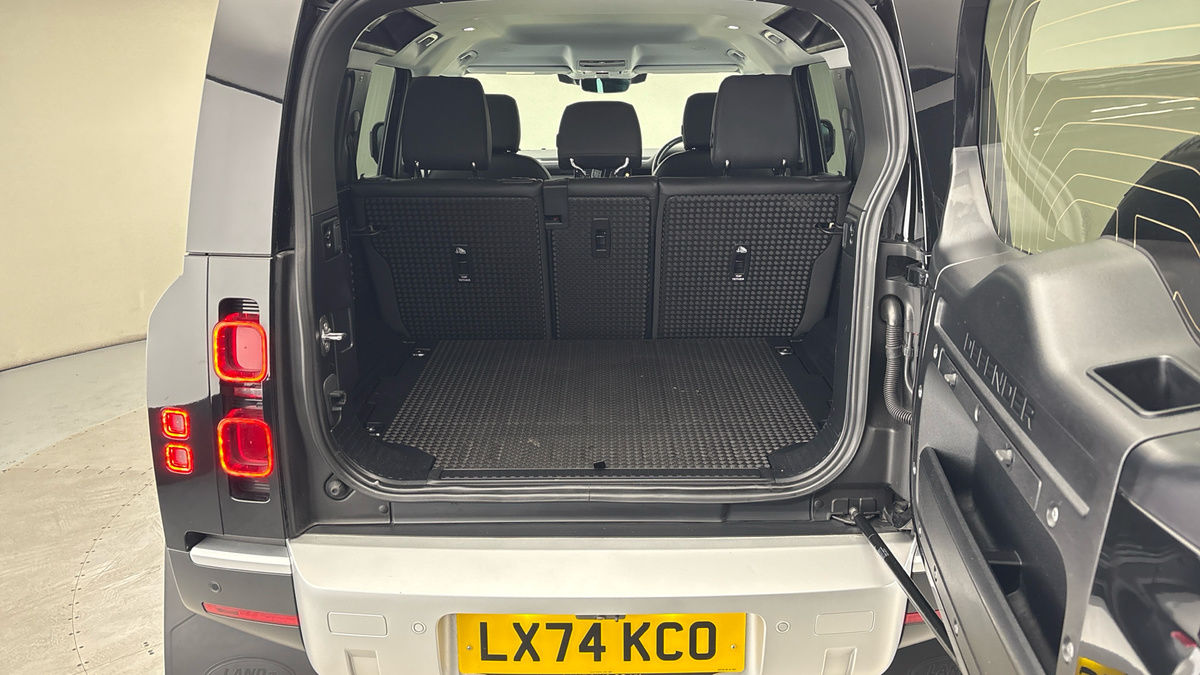 Land Rover Defender 110 Image 11