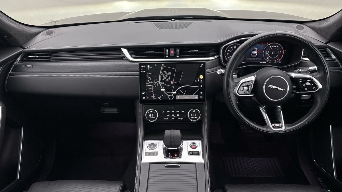 Jaguar F-PACE Image 12