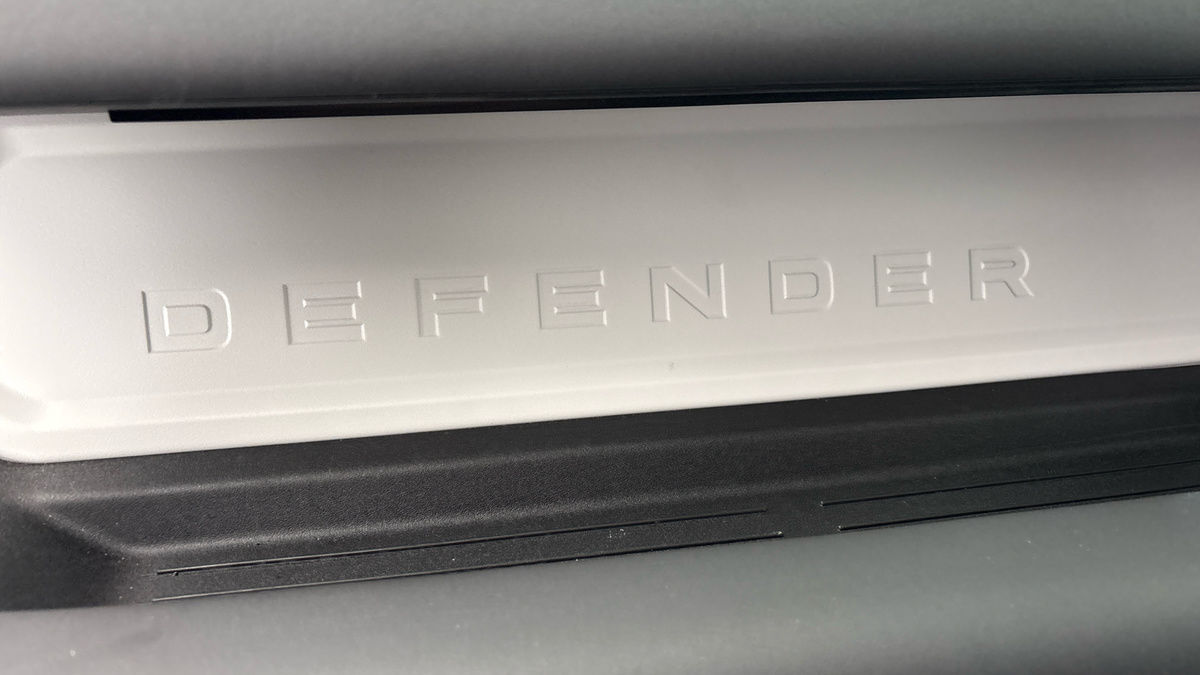 Land Rover Defender 90 Image 6